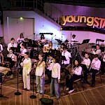 Auftritt von Minibigband und Nachwuchschor in der Philharmonie